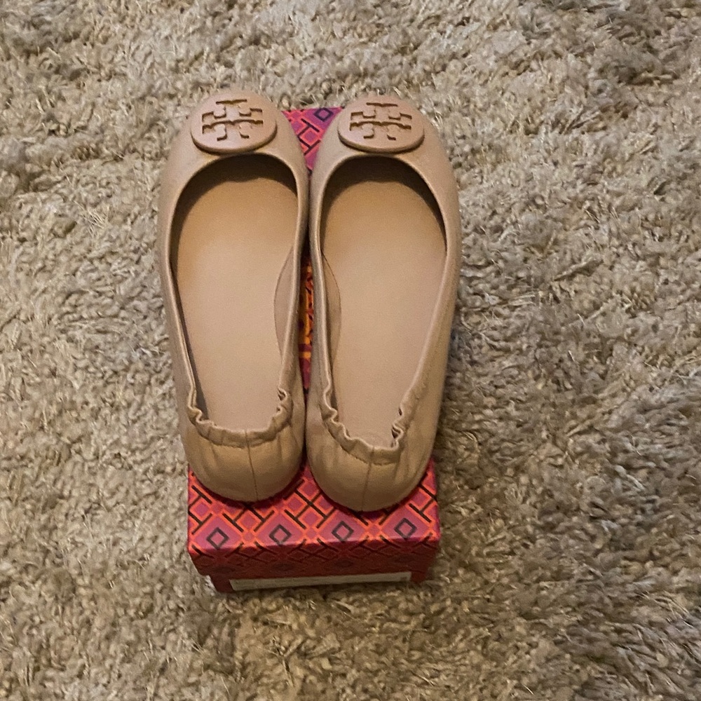 Tory Burch MINNIE TRAVEL BALLET W/ LOGO NAPPA LEATHER FLATS in GOAN SAND color - Picture 5 of 6
